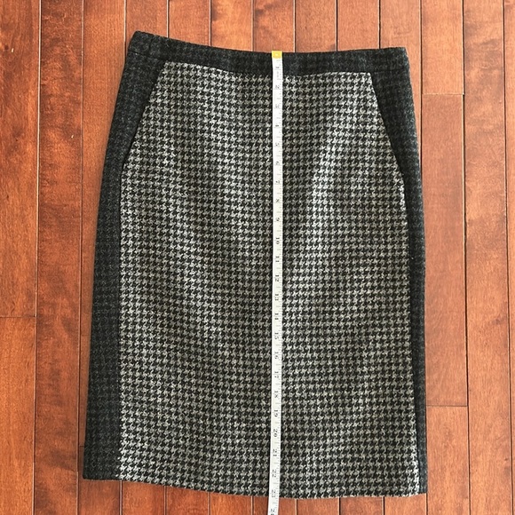 J. Crew Women's Black and Gray Herringbone Print Pencil Skirt Size 2 - Picture 3 of 7